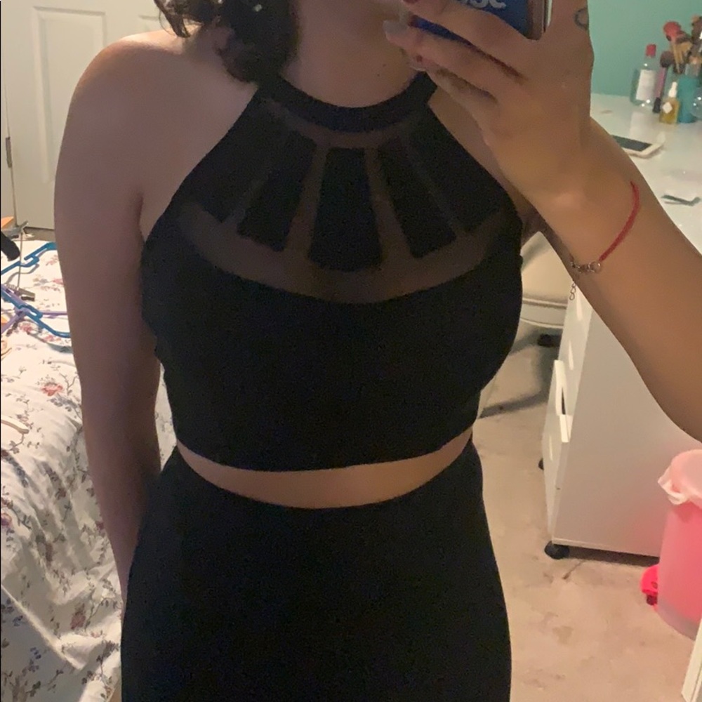 Black mesh detailed crop top